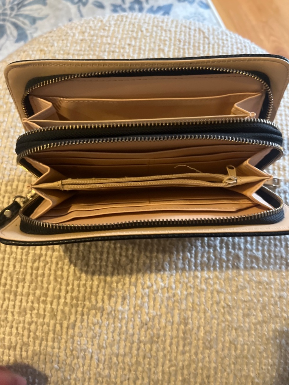 Michael Kors wallet - Picture 2 of 3